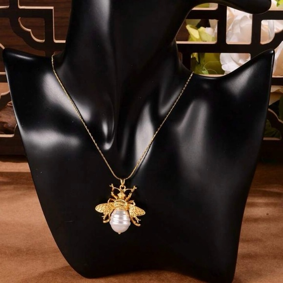 Pearl Abdomen Bee~ Striated Rippled Tomenta Bumblebee Honeybee 3D Steel Necklace - Picture 5 of 13